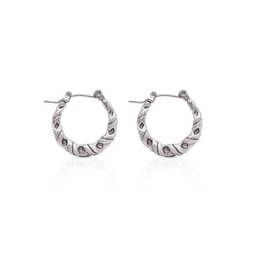 Hoops with a twined surface – subtle tension, infinite rhythm.