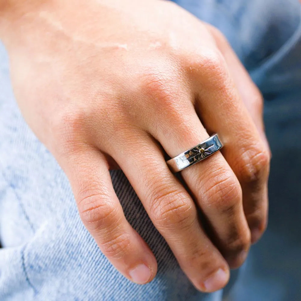Polished band ring with engraved star totem – a timeless piece with spiritual intention and simplicity.