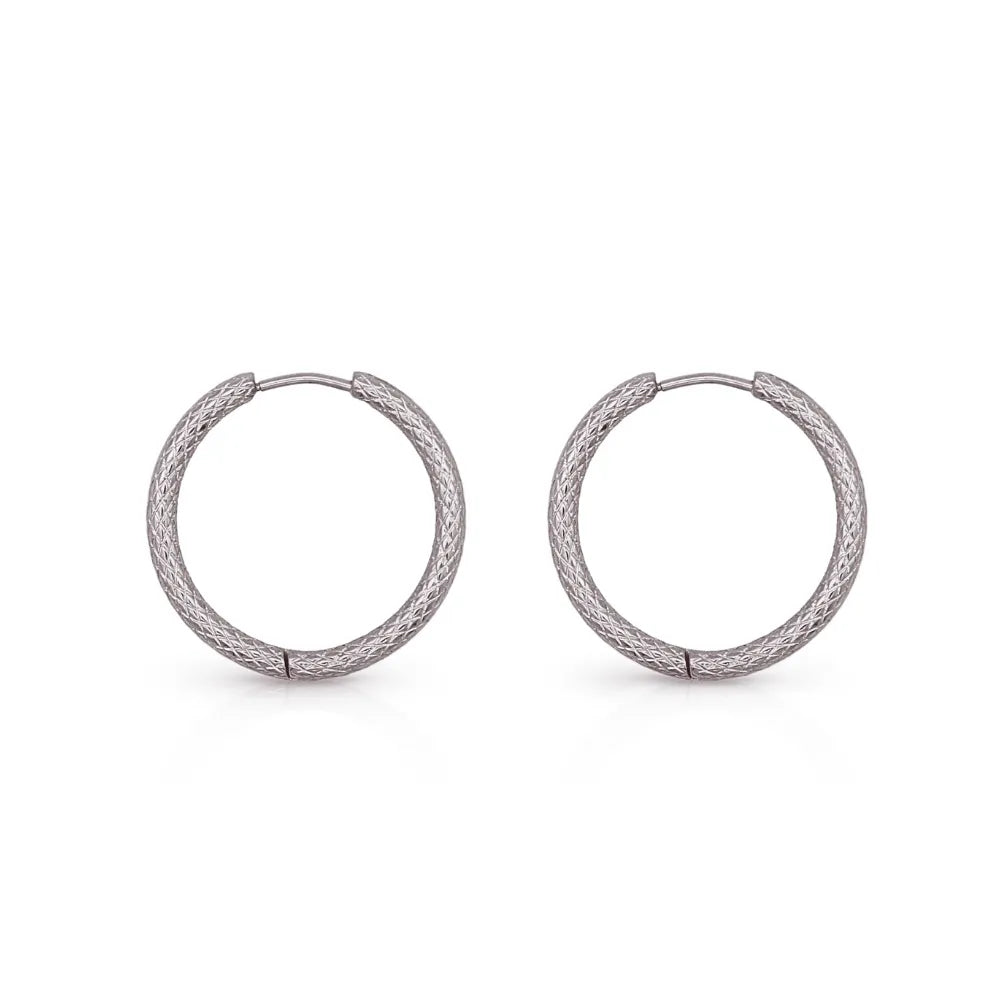 Subtle hoop earrings with coiled texture – balancing dimension and elegance.