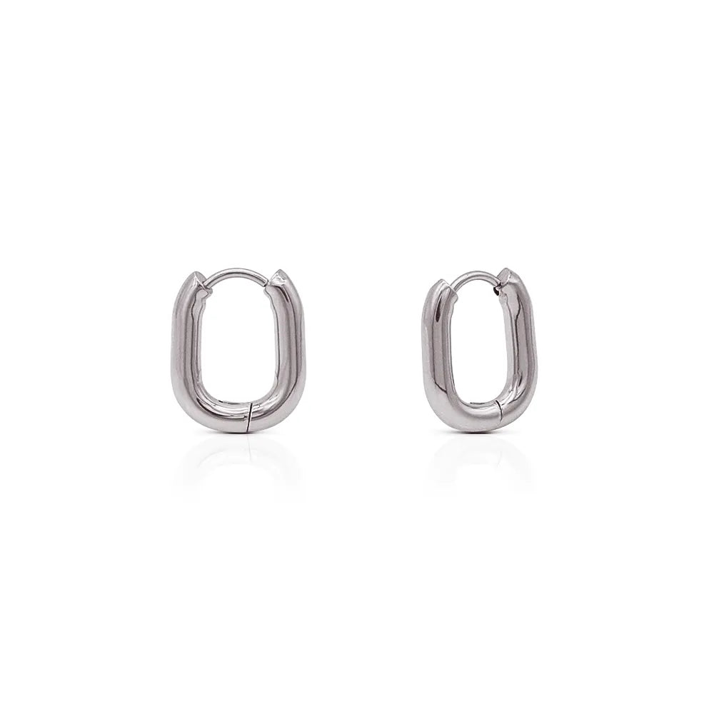 Oval hoop earrings with soft edges – a refined take on balance and simplicity.