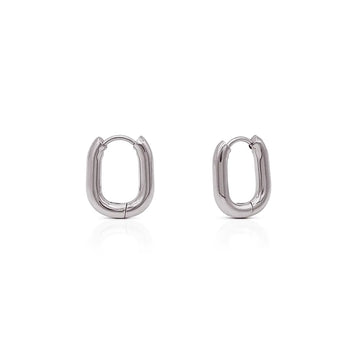 Oval hoop earrings with soft edges – a refined take on balance and simplicity.