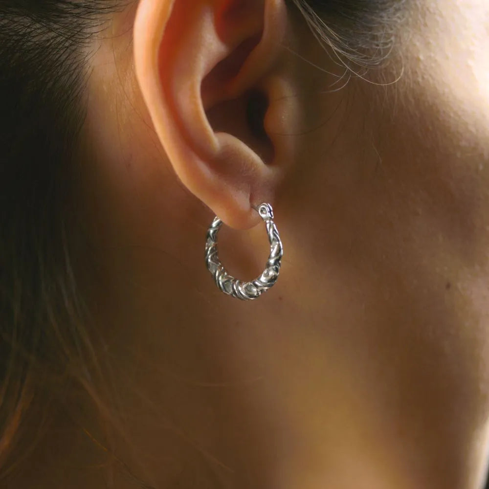 Hoops with a twined surface – subtle tension, infinite rhythm.