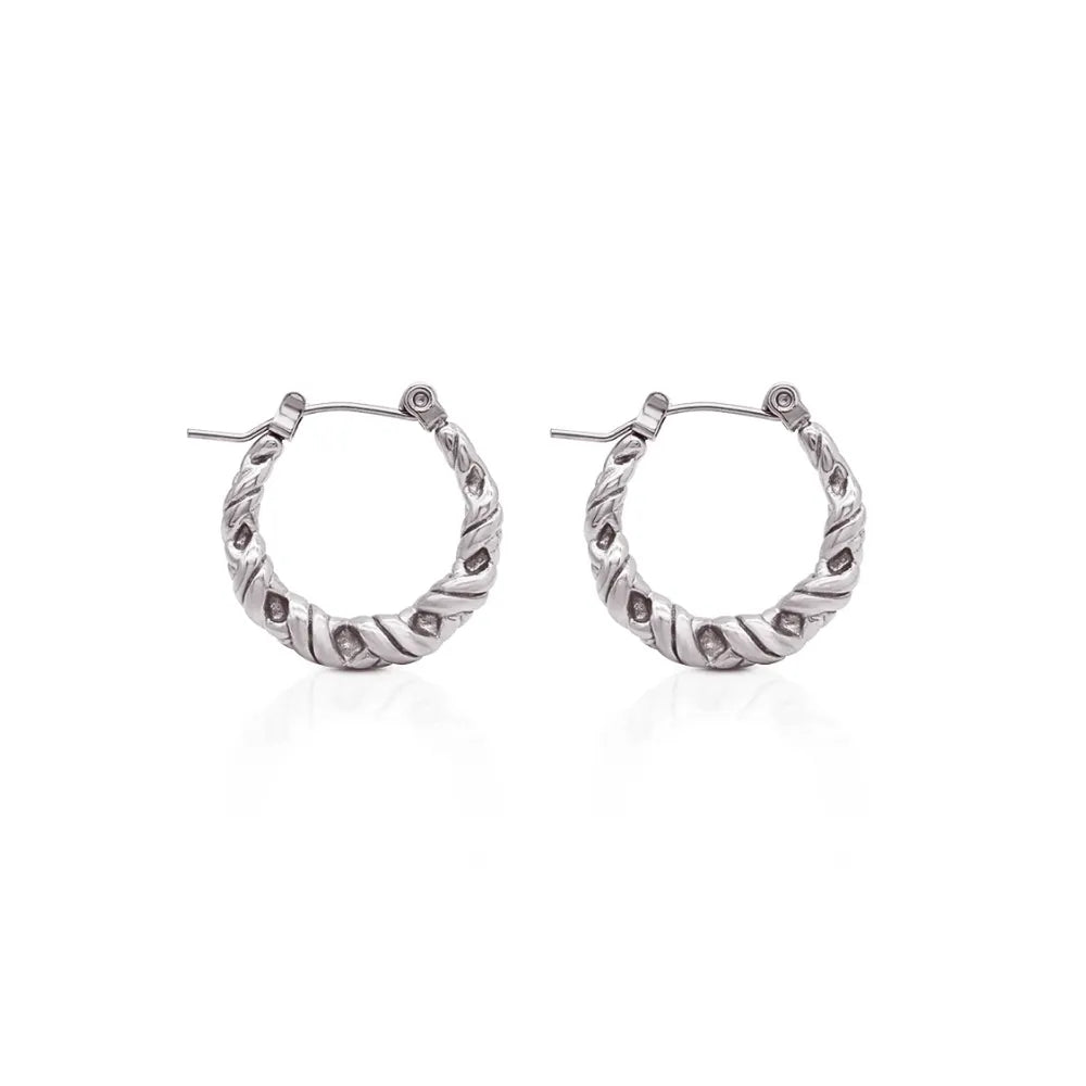 Hoops with a twined surface – subtle tension, infinite rhythm.