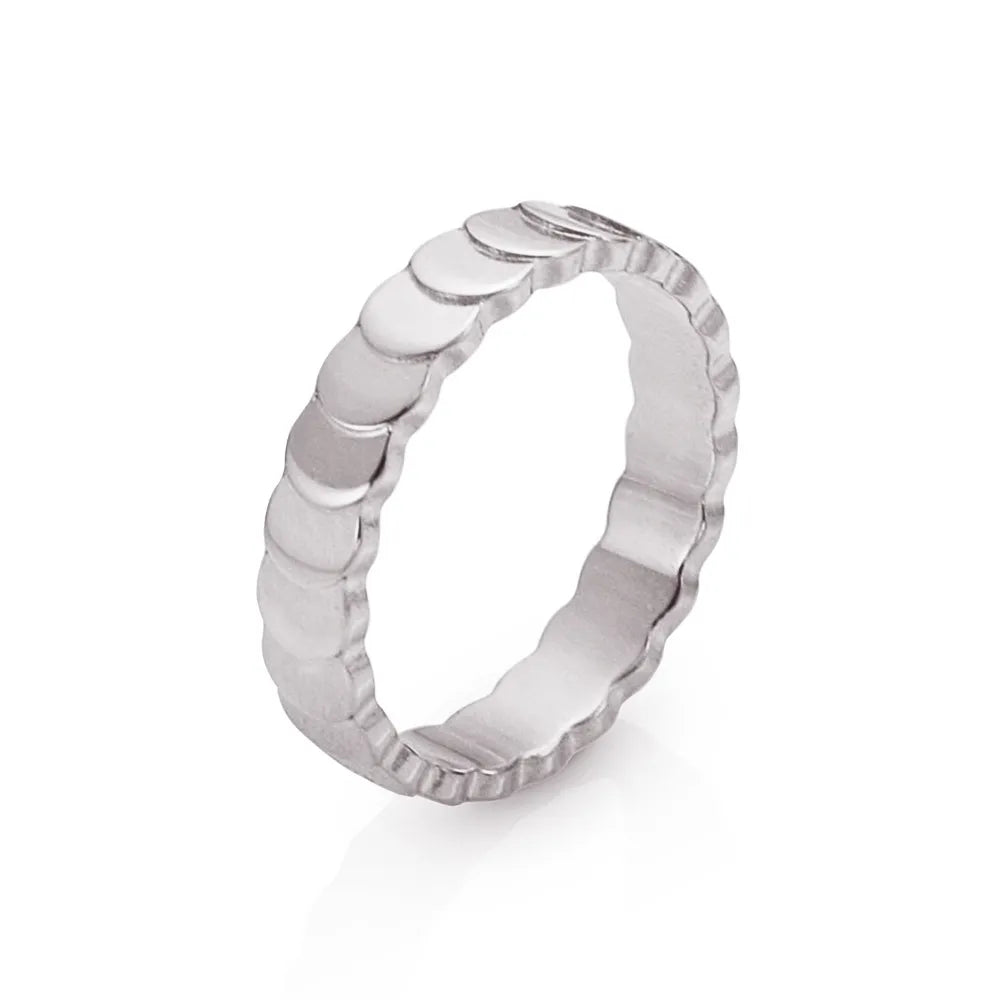 Undulating silver ring with rhythmic peaks – reflecting energy, grace, and harmony in motion.