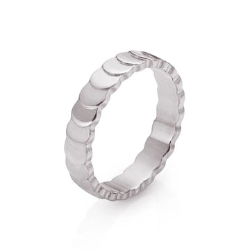 Undulating silver ring with rhythmic peaks – reflecting energy, grace, and harmony in motion.